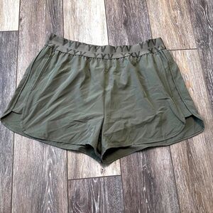 🛍️ YYV Green Shorts with underwear & zipper pockets Size XL